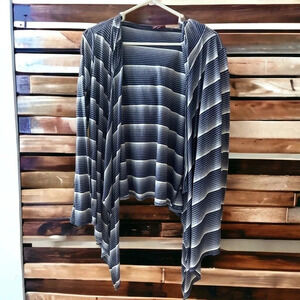 Salaam woman’s tie front cardigan wrap. Lightweight. Size medium